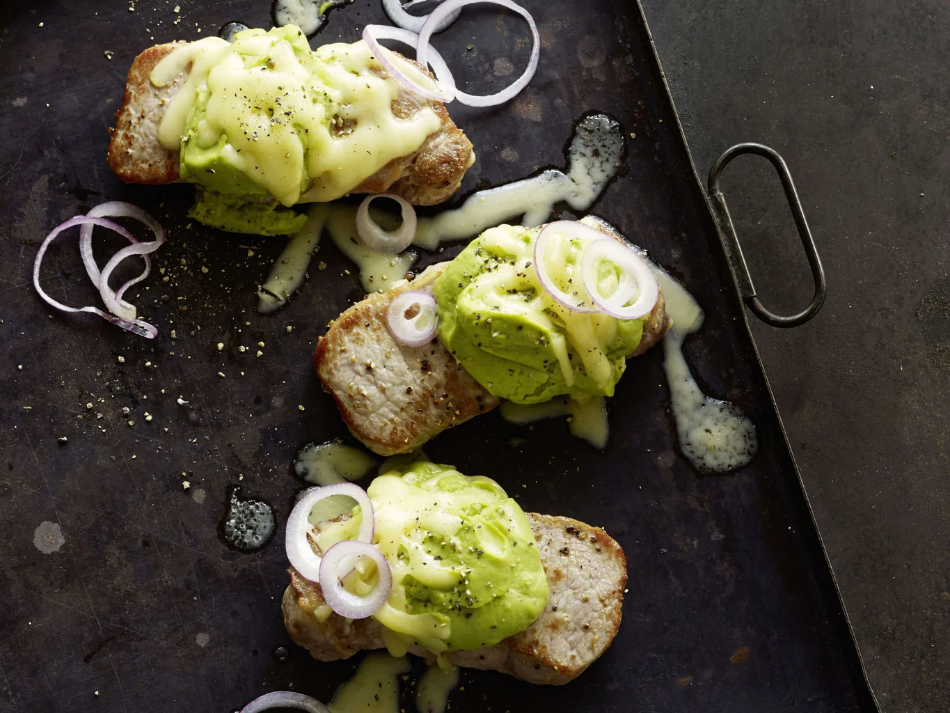 Überbackenes Kalbssteak mit Avocado