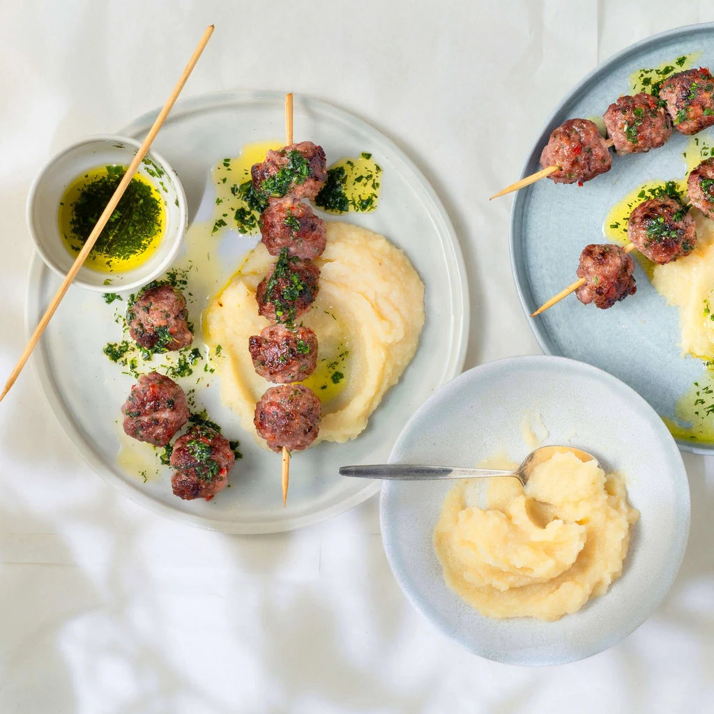 Spiedini di polpette con luganiga con crema di sedano rapa e aglio
