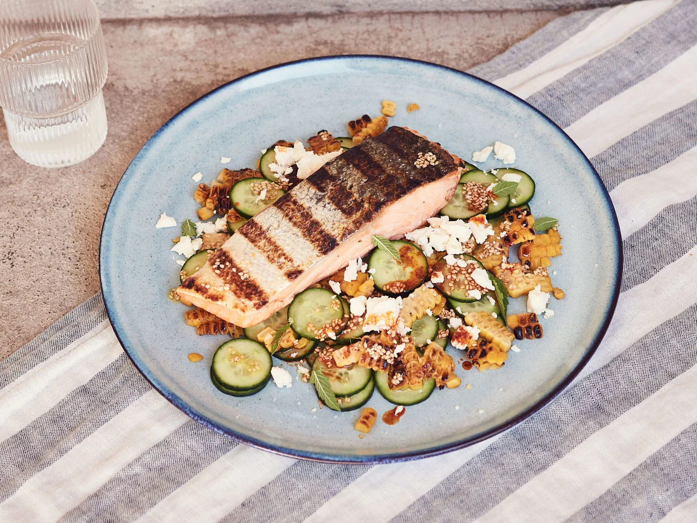 Salmone con insalata di cetriolo, mais e feta