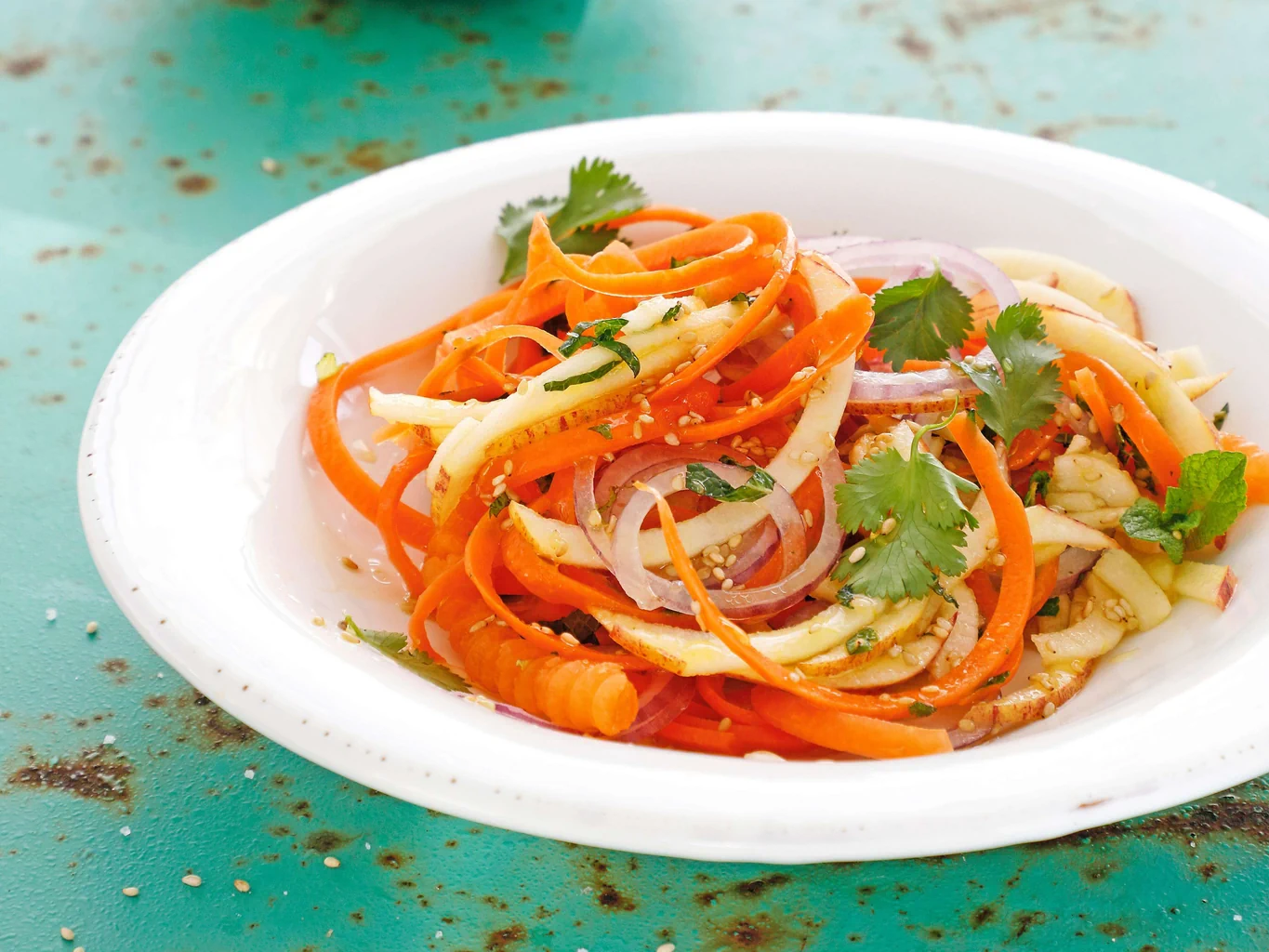 Insalata di carote e mele con salsa al sesamo