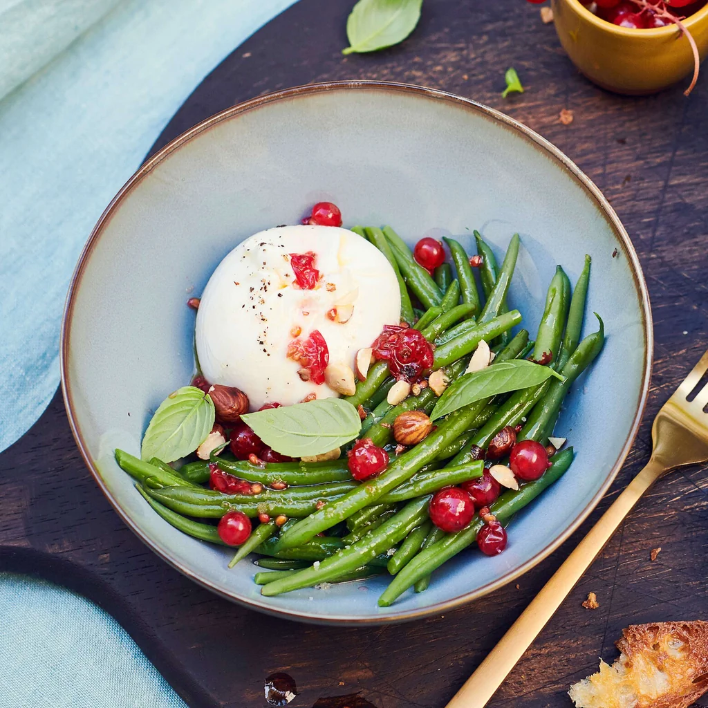 Bohnensalat mit Burrata und Johannisbeeren