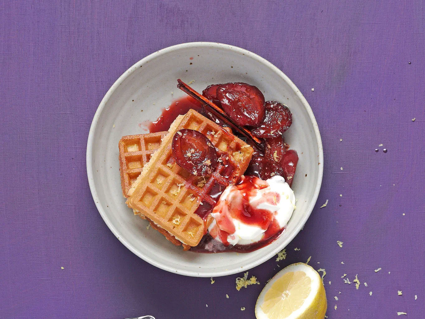 Sauser-Zwetschgen mit Waffeln