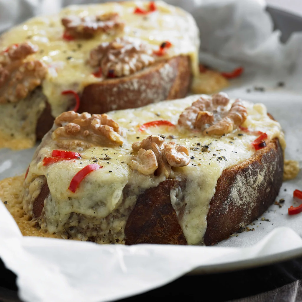 Crostoni al formaggio e noci