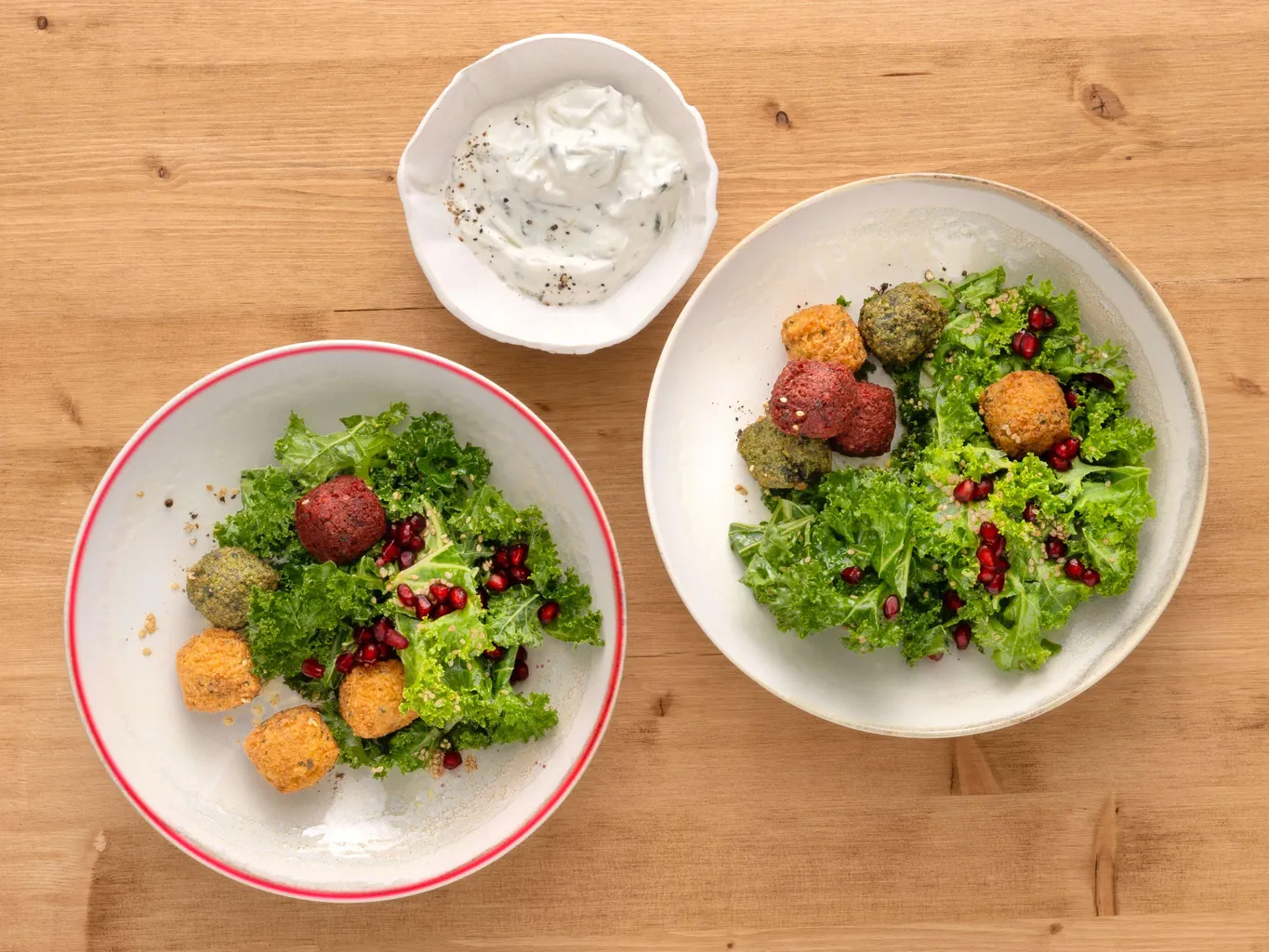 Federkohlsalat mit Tzatziki und Falafel