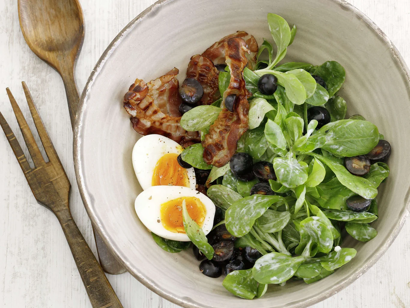 Salade de doucette avec raisins, œuf et lard