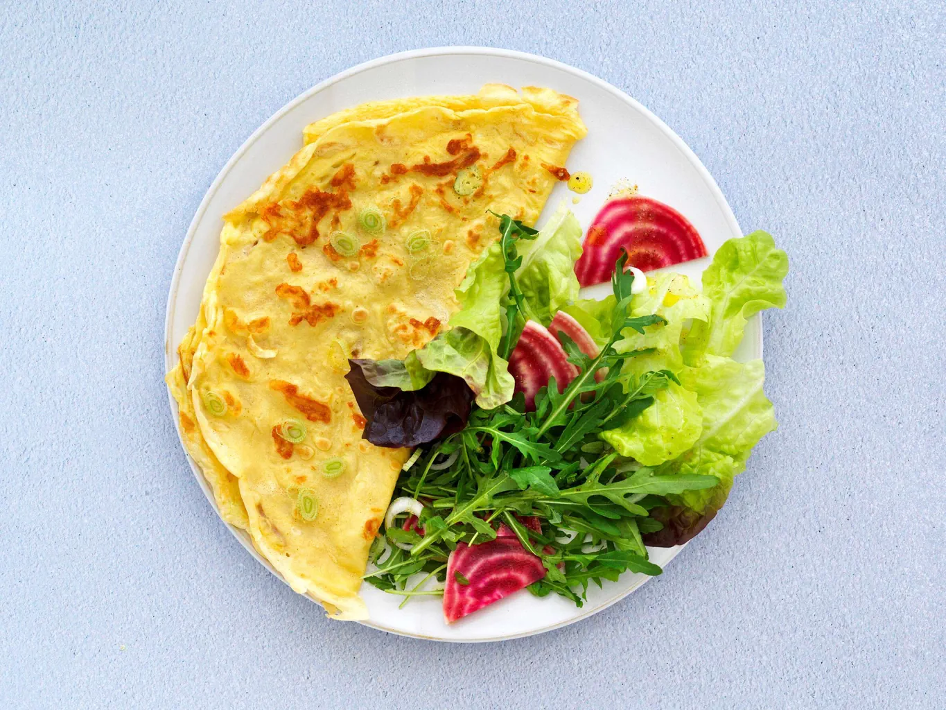 Crêpes au fromage et au oignon nouveau