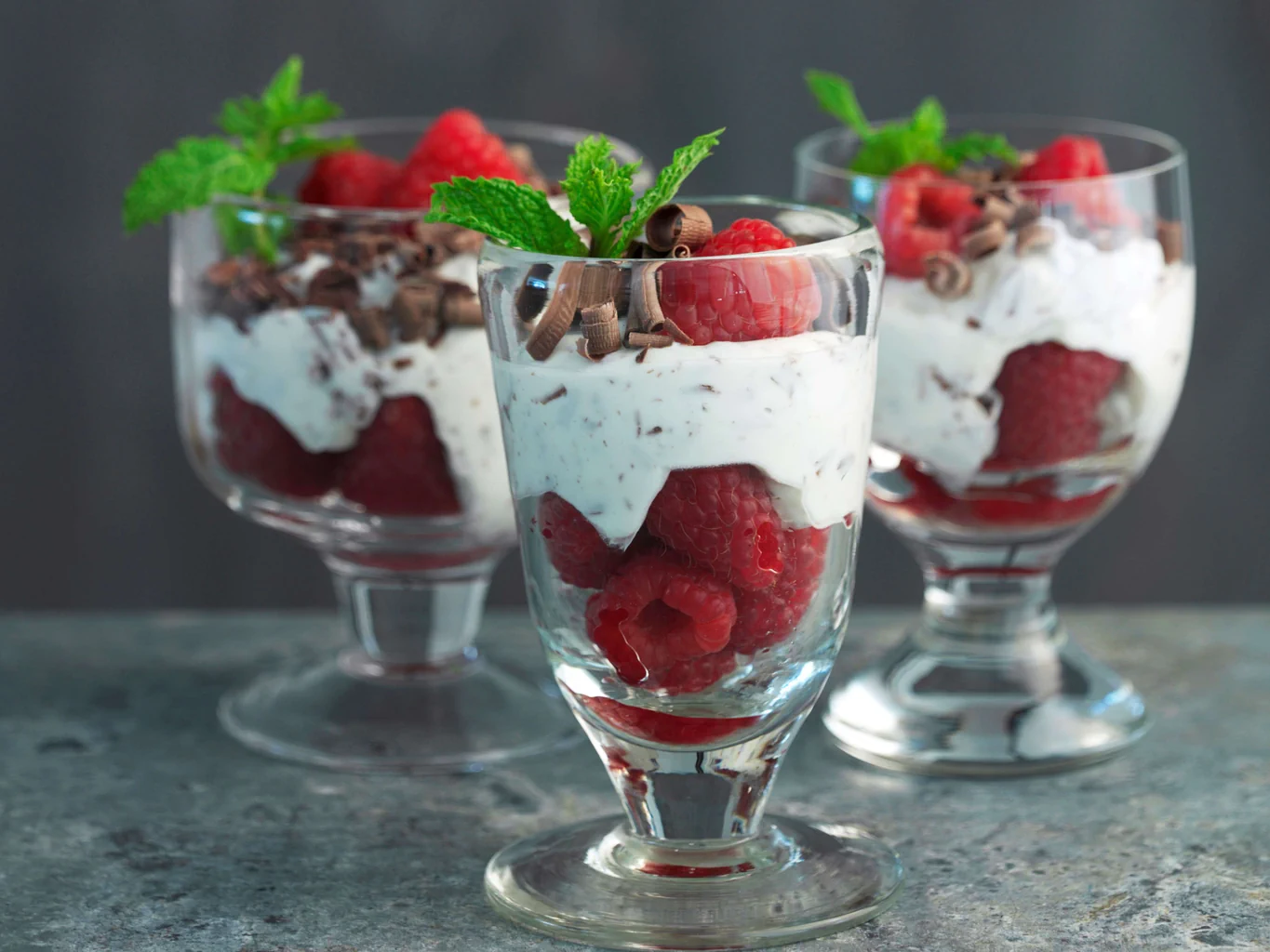 Laktosefreie Stracciatella-Creme mit Himbeeren