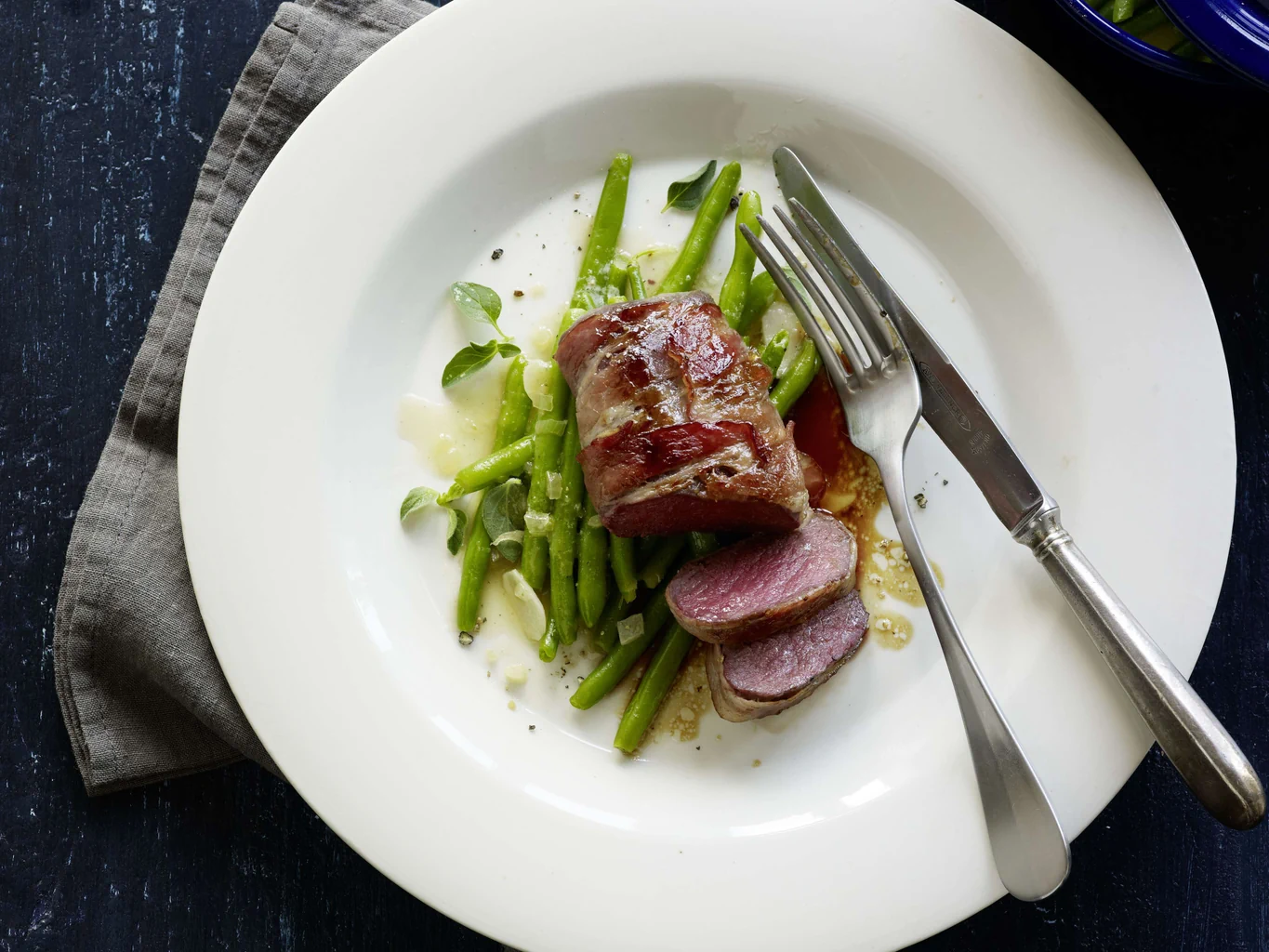 Entrecôte de cerf en manteau de lard et orange amère
