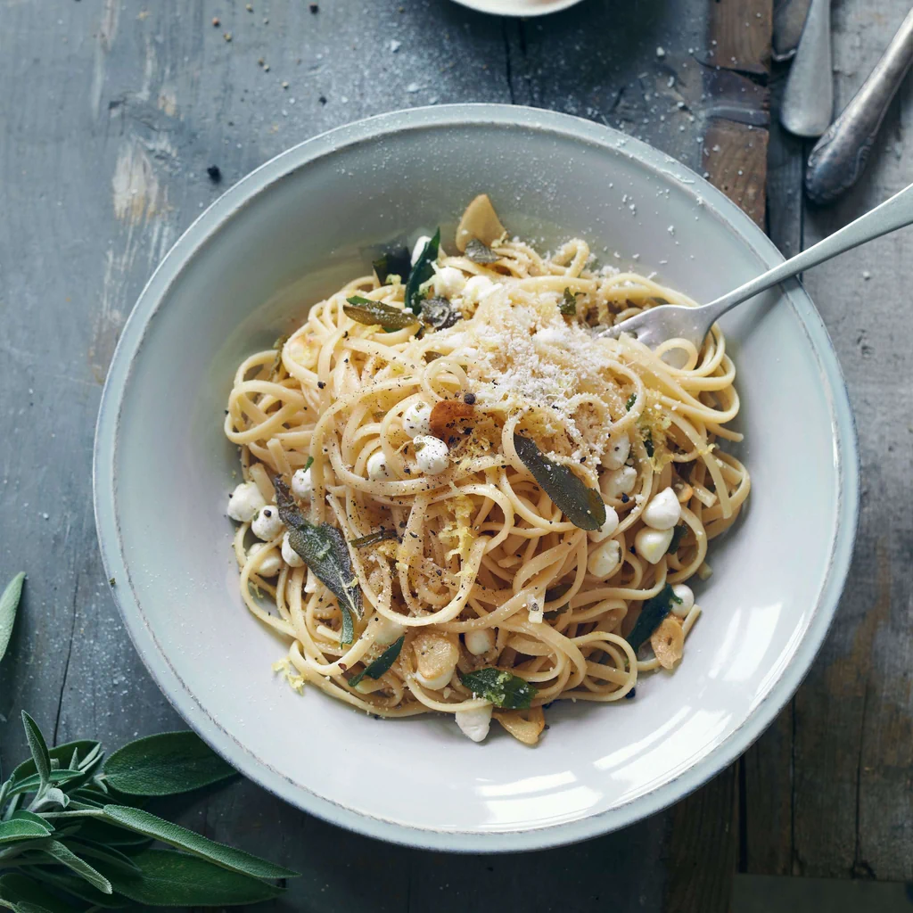 Linguine alla salvia con perle di mozzarella