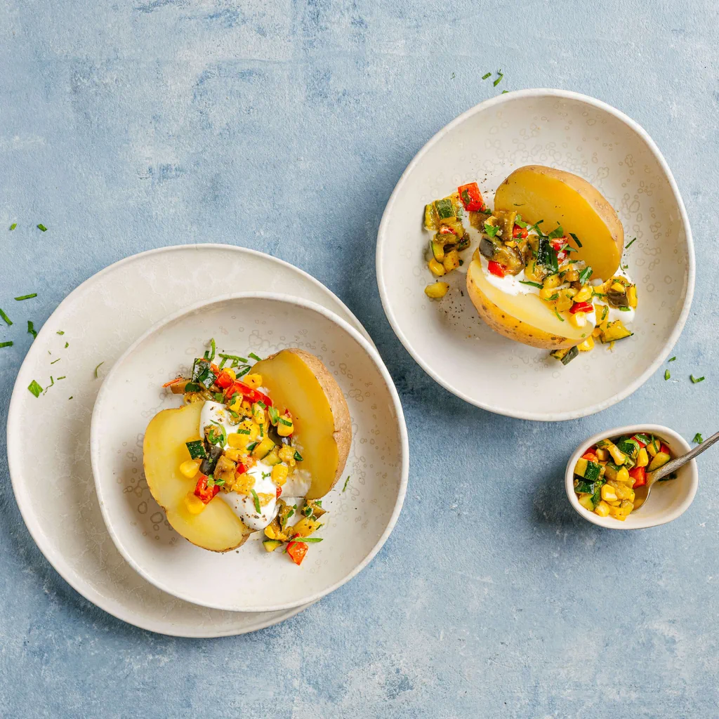 Baked potatoes et dés de légumes grillés