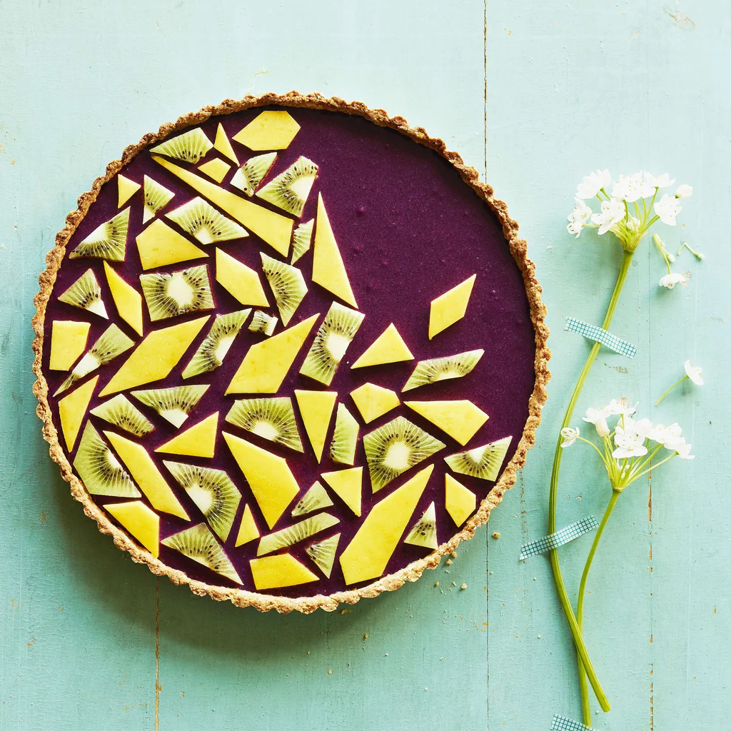 Heidelbeertarte mit Mango und Kiwi