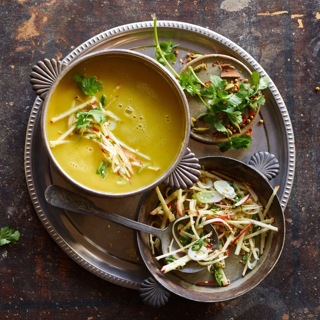 Velouté au curry avec salade de pommes