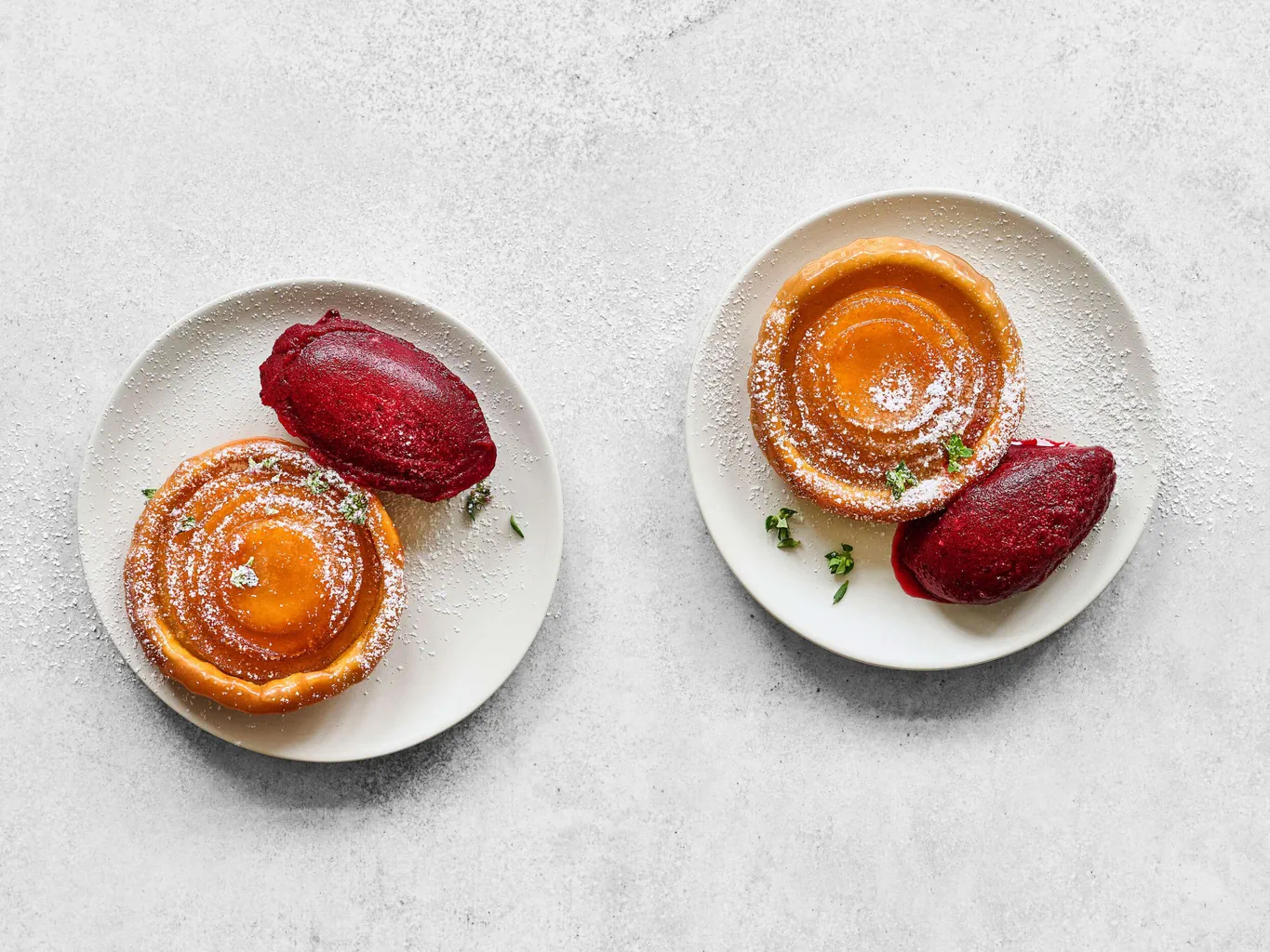 Quittentartelette mit Brombeerglace