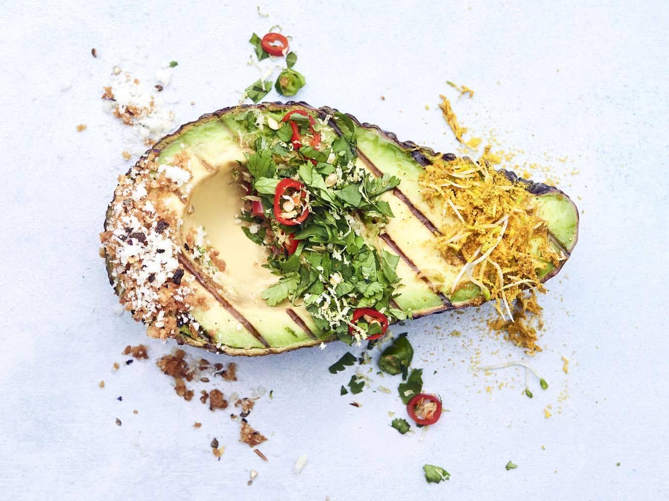 Avocado alla griglia con tre condimenti
