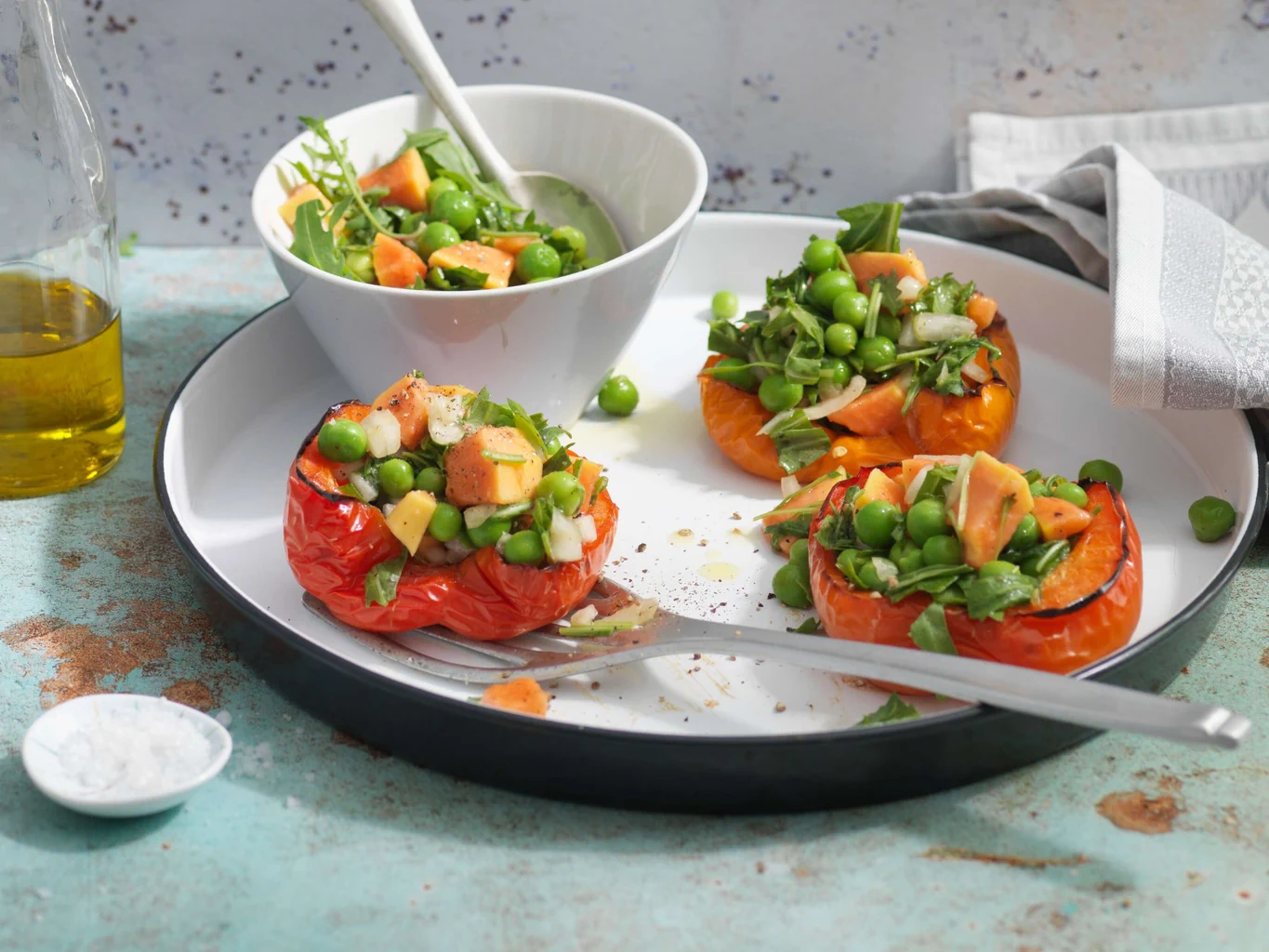 Erbsen-Rucola-Salat in gebackener Peperoni