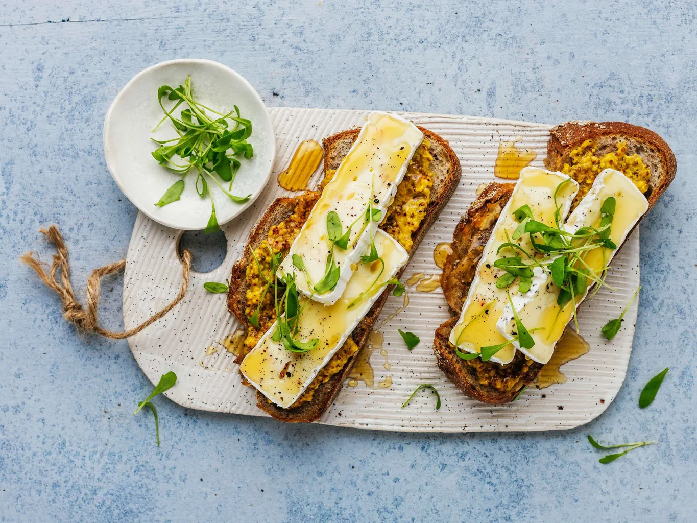 Pane di patate e noci con formaggio molle e senape al miele