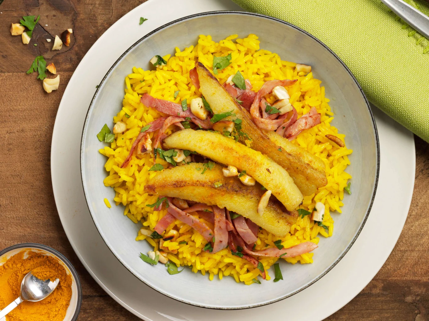 Kurkumareis mit gebratenen Bananen