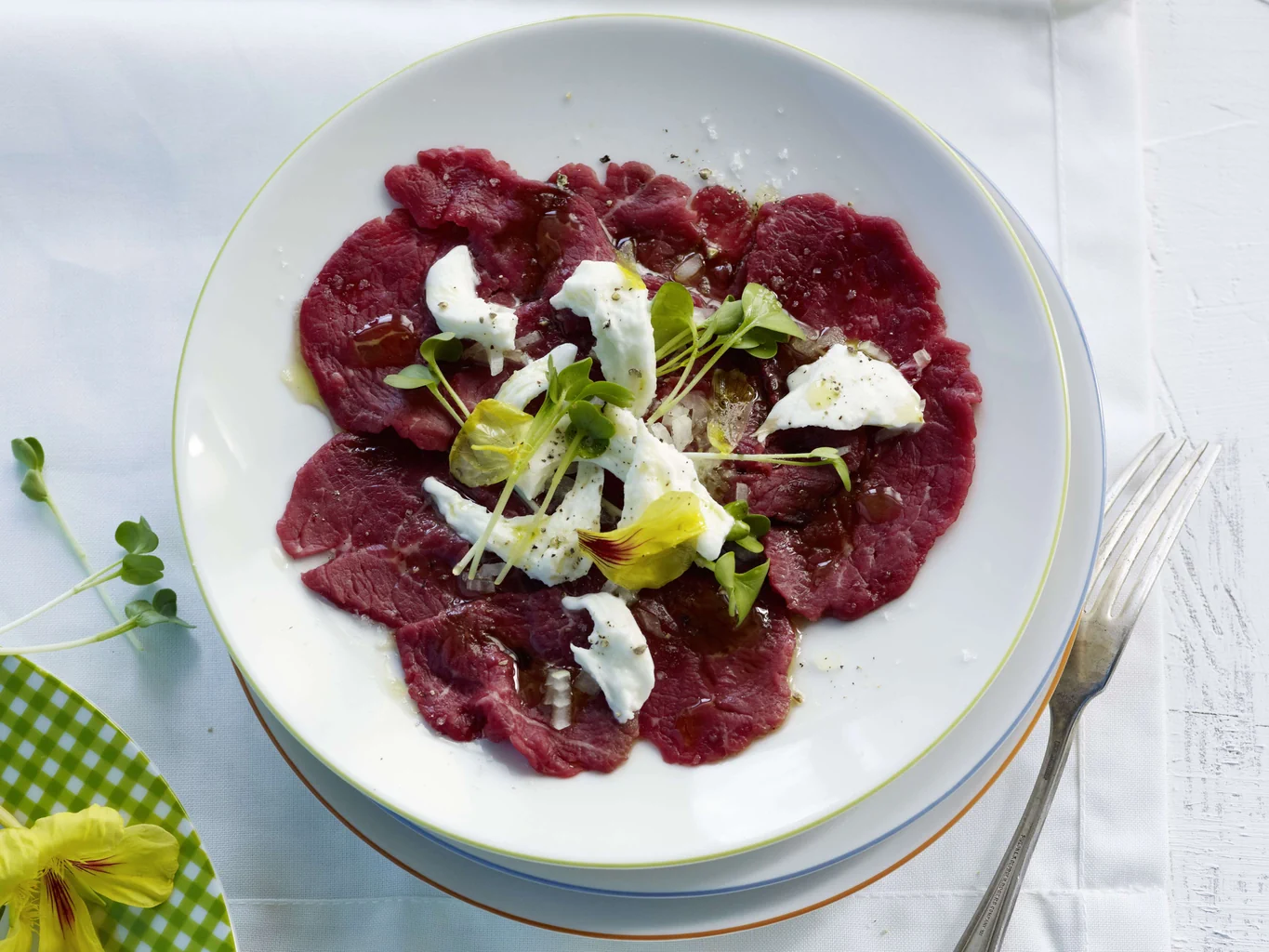 Rindscarpaccio mit Büffelmozzarella