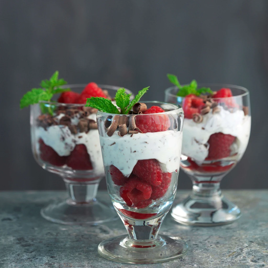 Laktosefreie Stracciatella-Creme mit Himbeeren