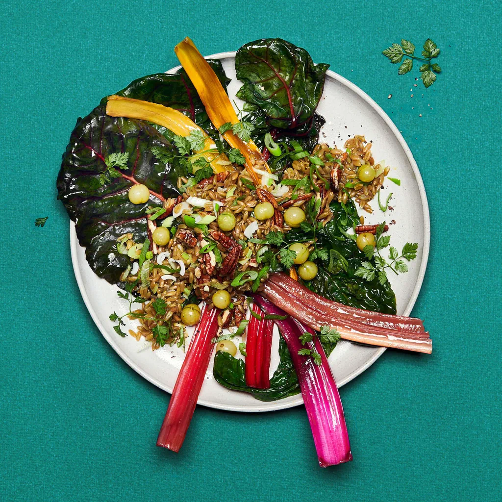 Salade d'épeautre aux côtes de bette avec groseilles à maquereau