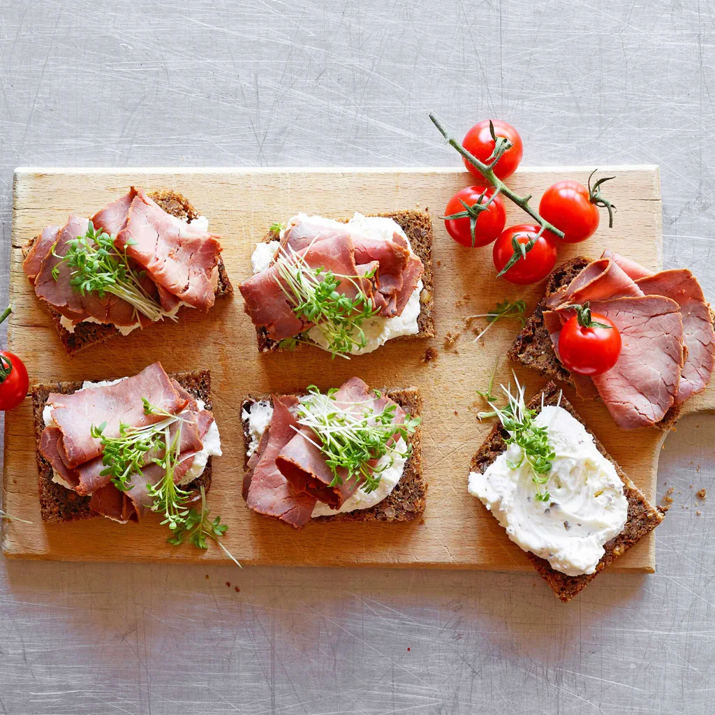 Roast beef con mousse di formaggio fresco su pane a pasta acida