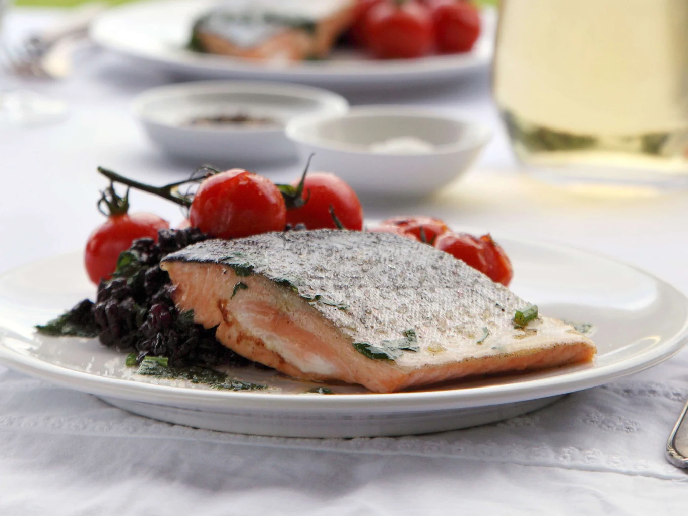 Filet d’omble chevalier avec tomates cerises rôties