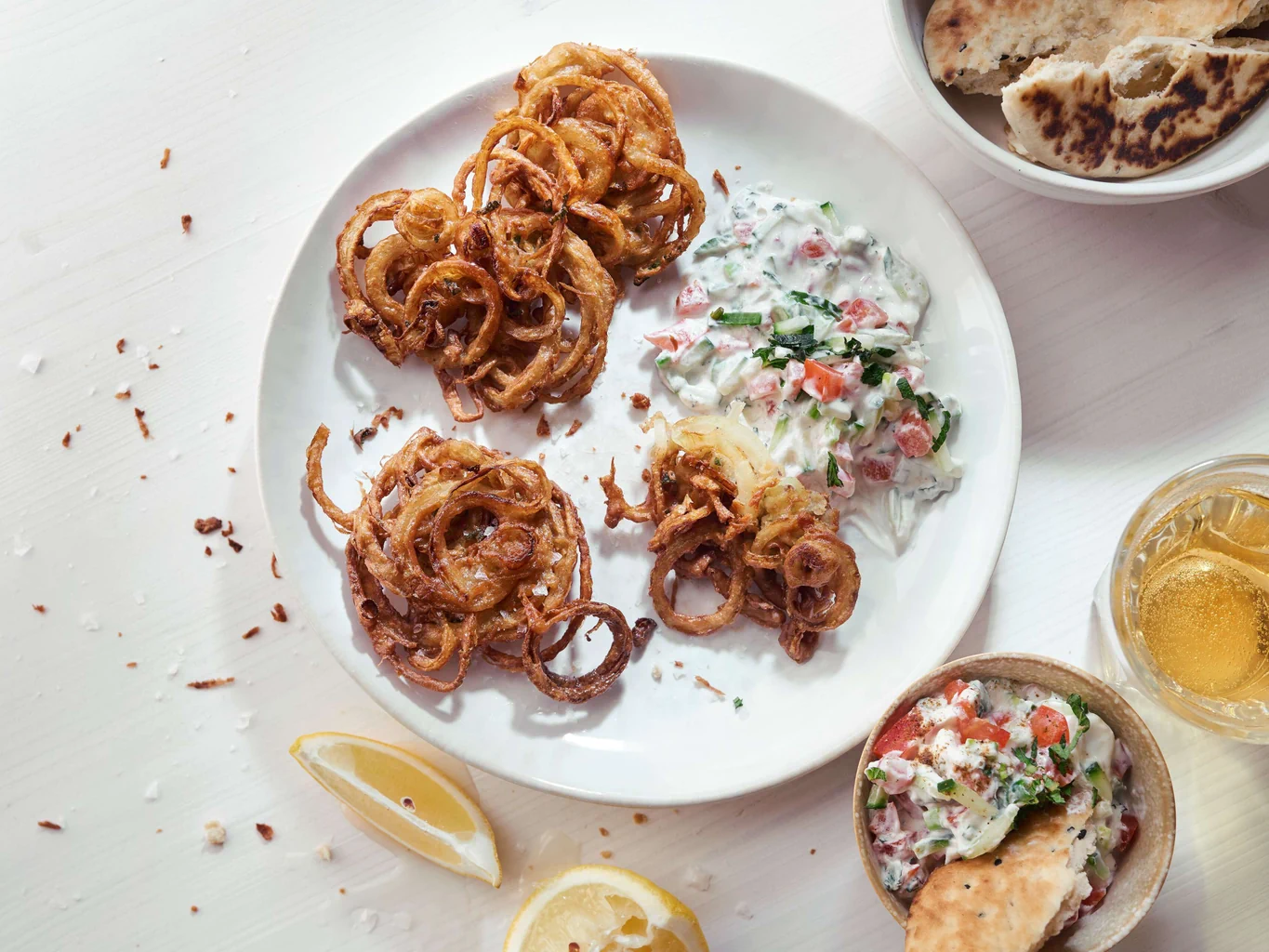 Bhaji di cipolla con raita di cetrioli e pomodori