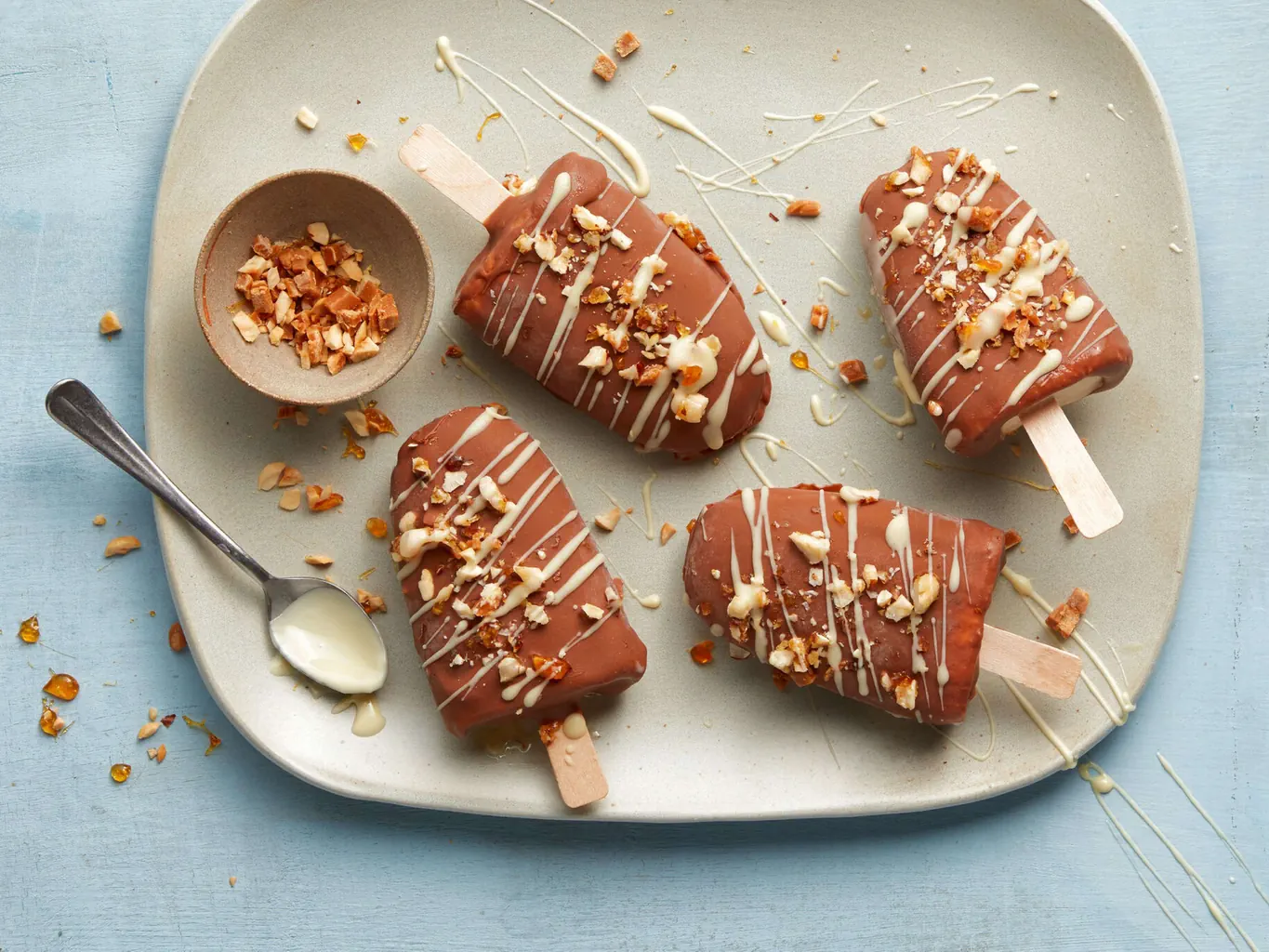 Bâton glacé au caramel enrobé de chocolat aux éclats de noisette