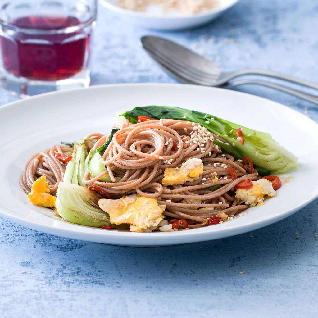 Spaghetti complets au pak-choï et à l'œuf