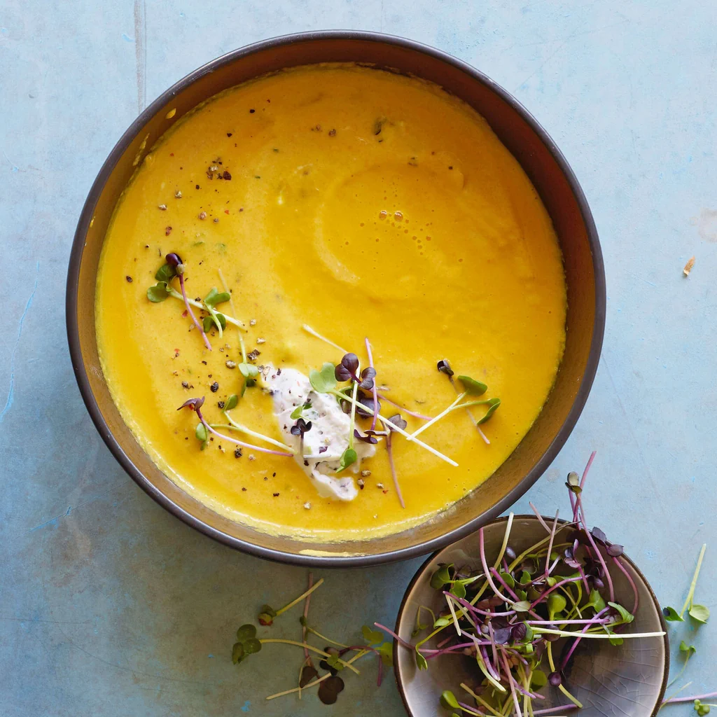 Karotten-Limetten-Suppe mit Microgreens