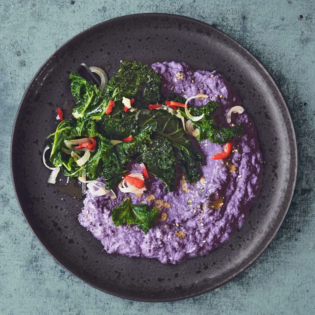 Purè di cavolfiore viola con cavolo piuma piccante