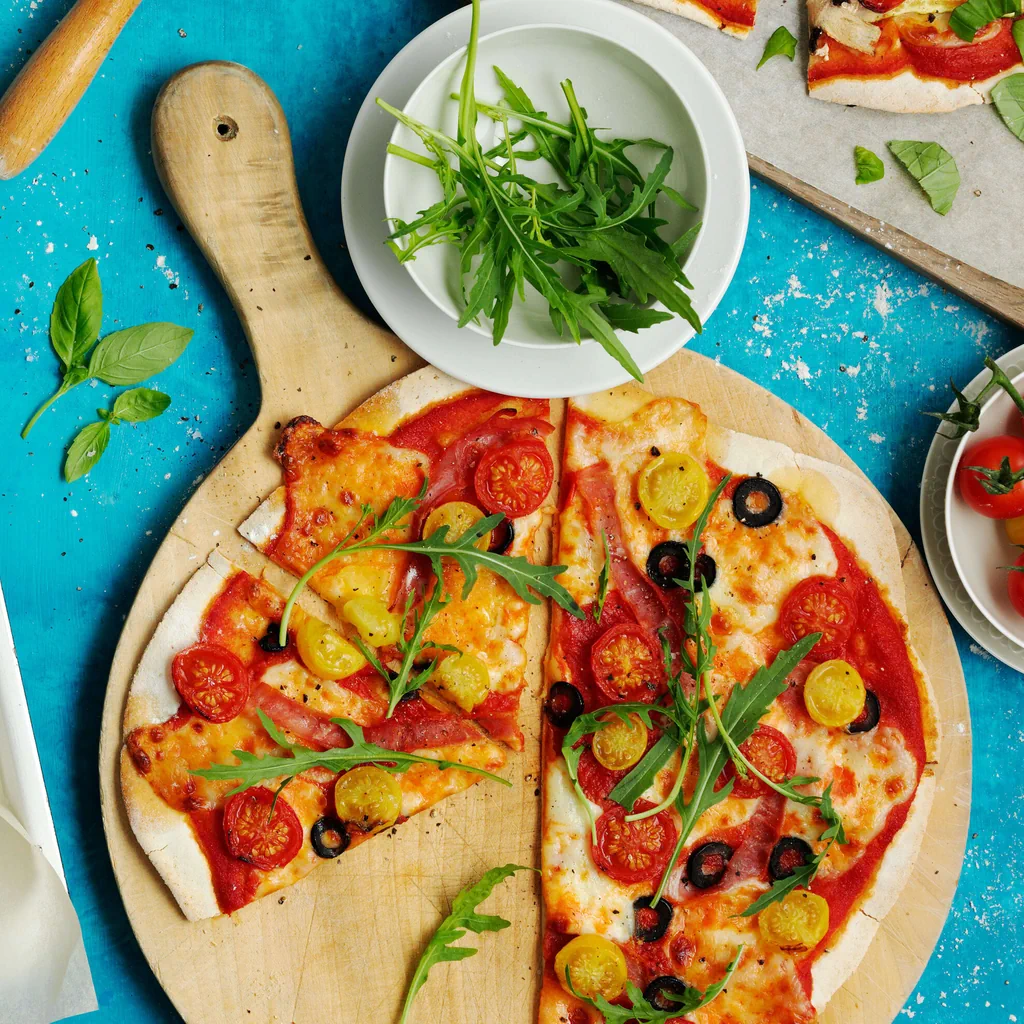 Pizza sans gluten au jambon et à la roquette