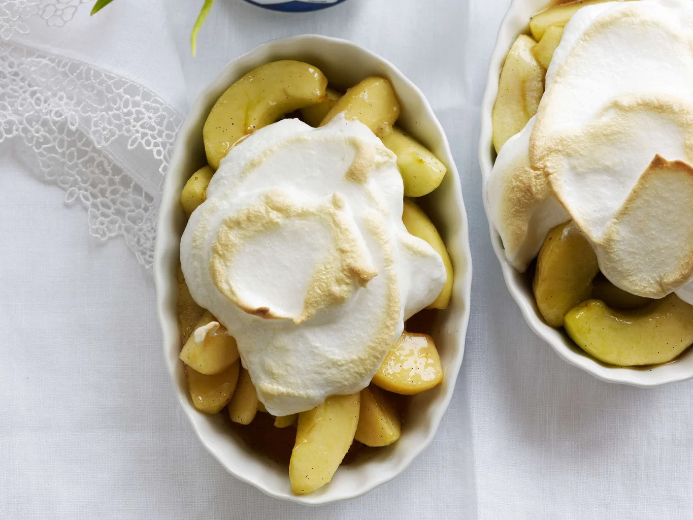 Gebackene Apfelstücke mit Meringuehaube