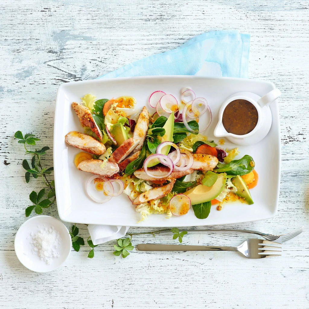 Salat mit Poulet, Speck und Avocado