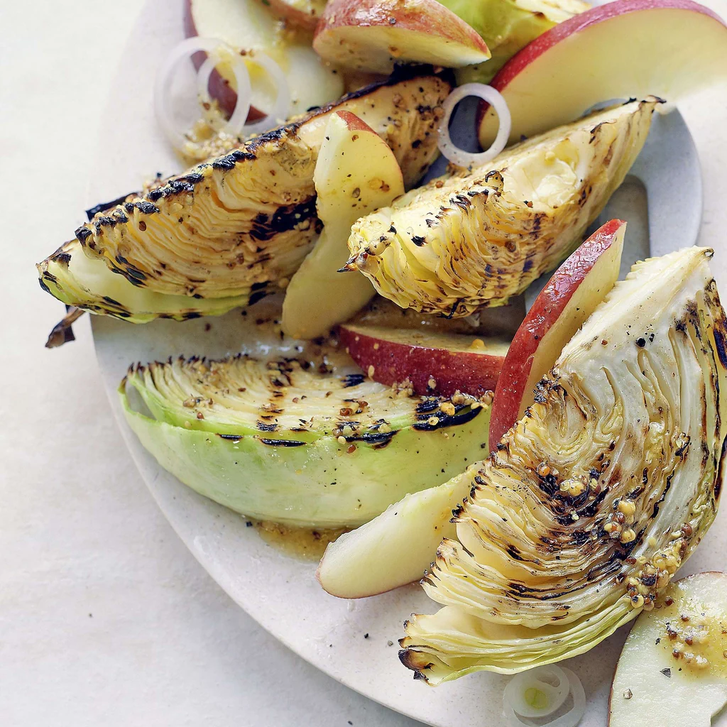 Grillierter Coleslaw mit Apfel