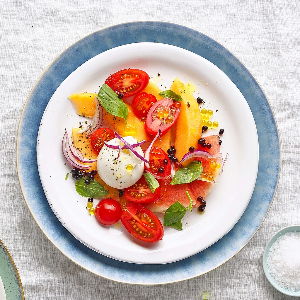 Salade de tomates à la pastèque et au melon avec burrata et perles de balsamique