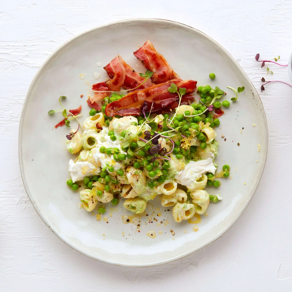 Pasta an Erbsen-Ricotta-Sauce mit Speck