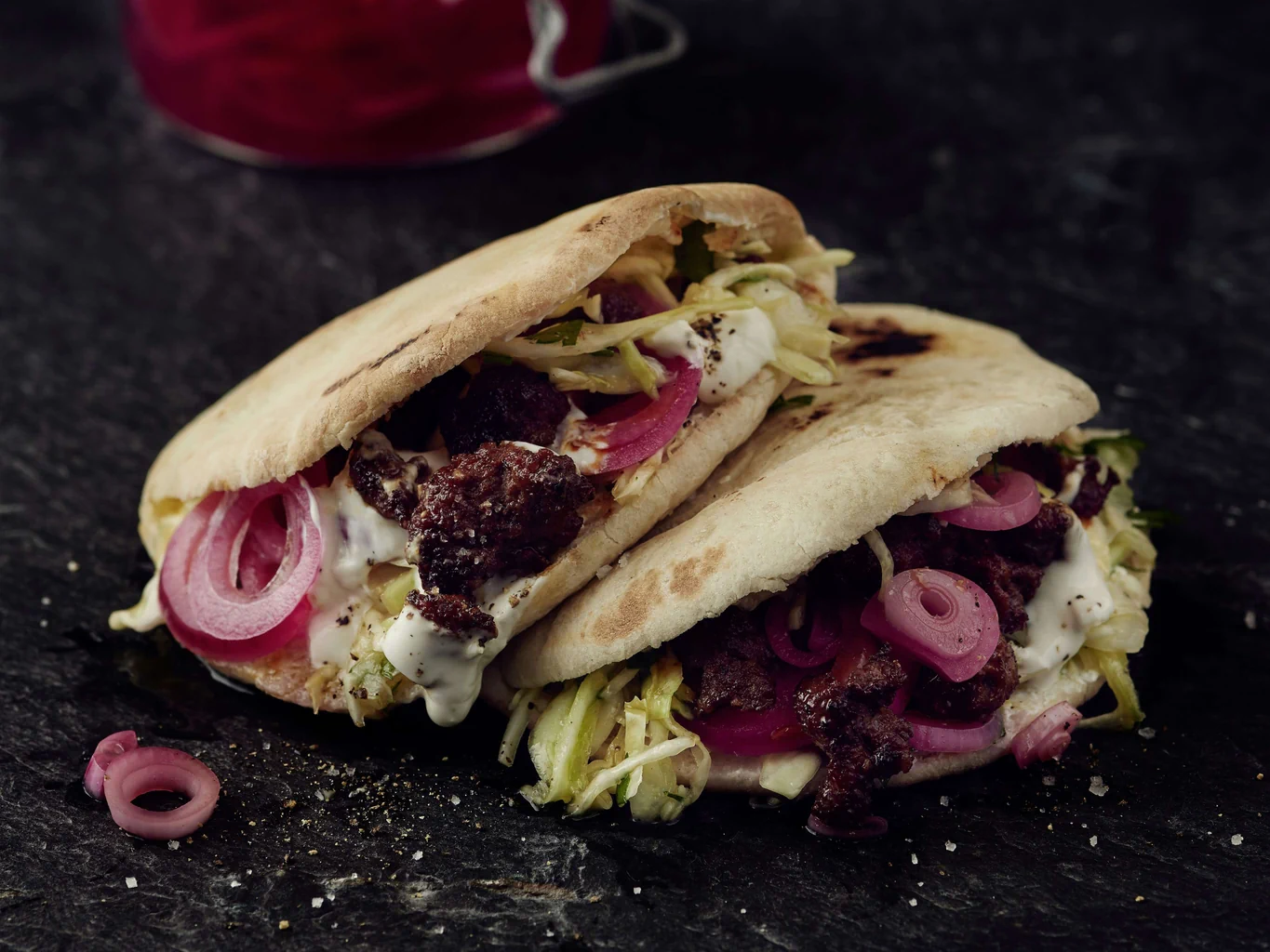 Kebab mit eingelegten Zwiebeln