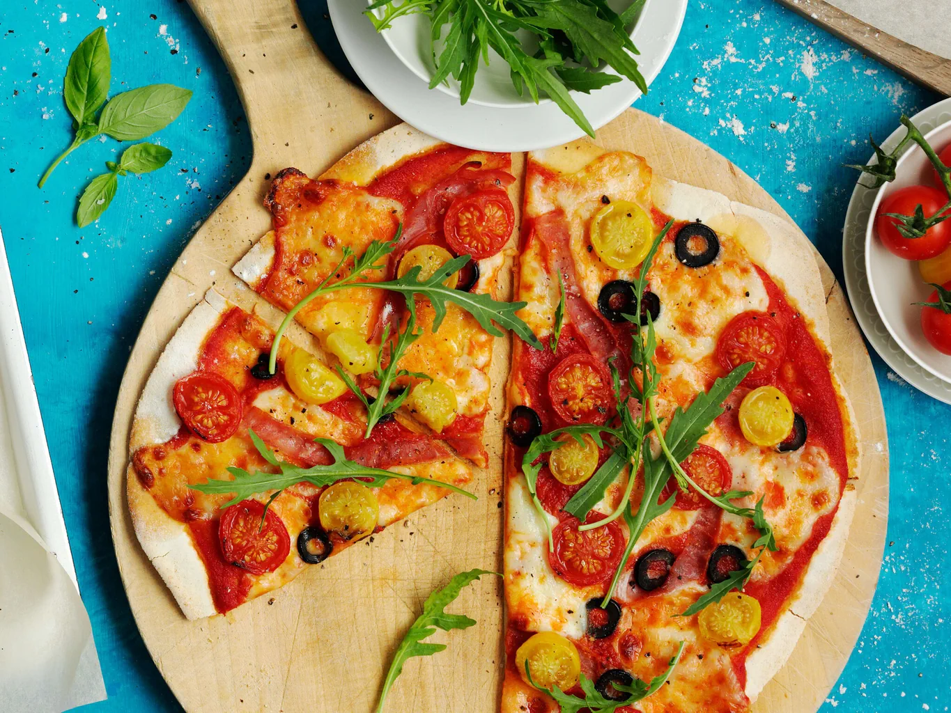 Glutenfreie Pizza mit Schinken und Rucola