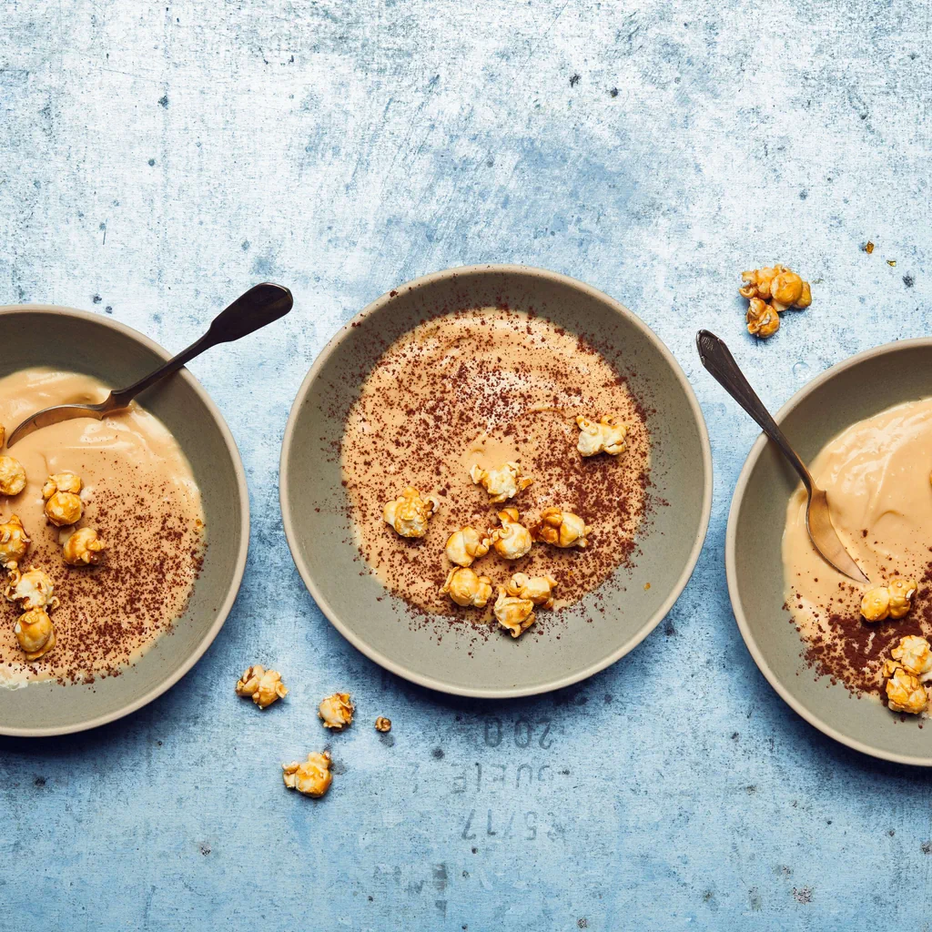 Crème dessert au caramel avec pop-corn