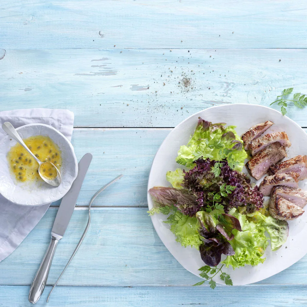 Triosalat mit Kalbfleisch und Passionsfruchtsauce