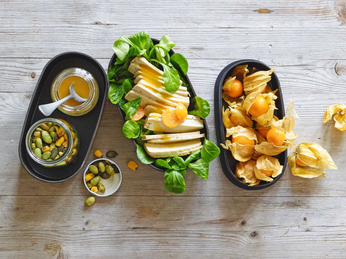 Salade de doucette au tofu fumé et aux physalis