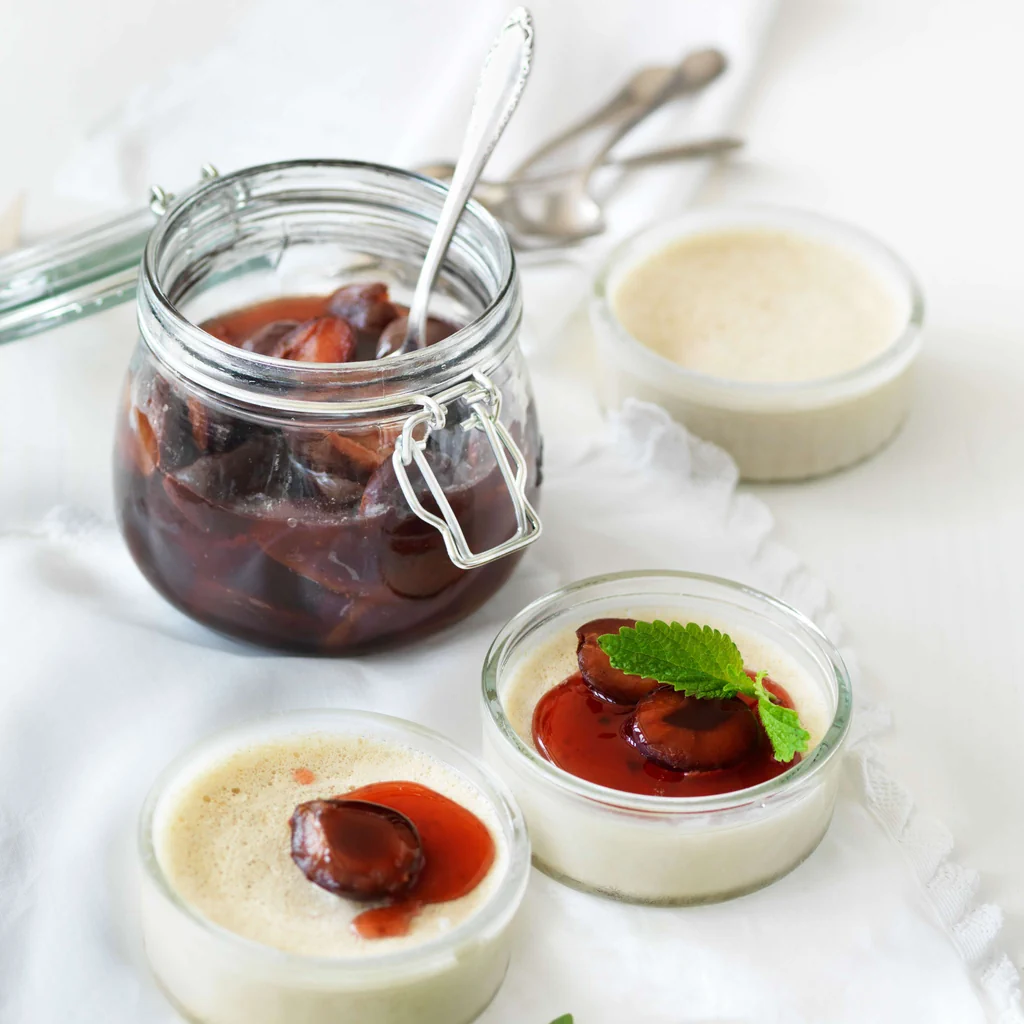 Parfait mit Zwetschgenkompott