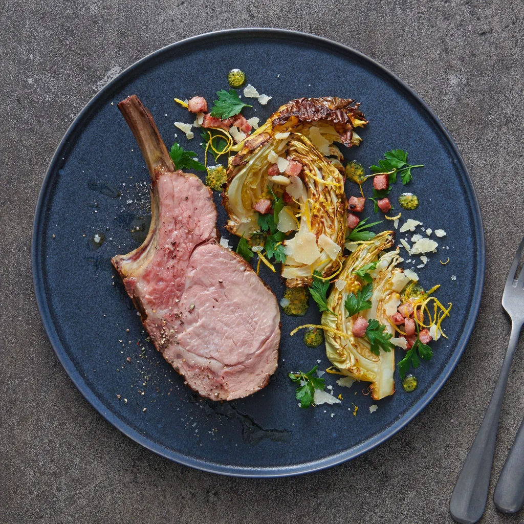 Kalbsrack mit Kabis und Speck-Gremolata