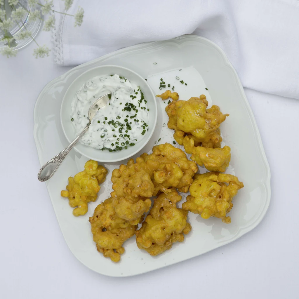 Beignets de maïs et de patate douce, yogourt à la ciboulette