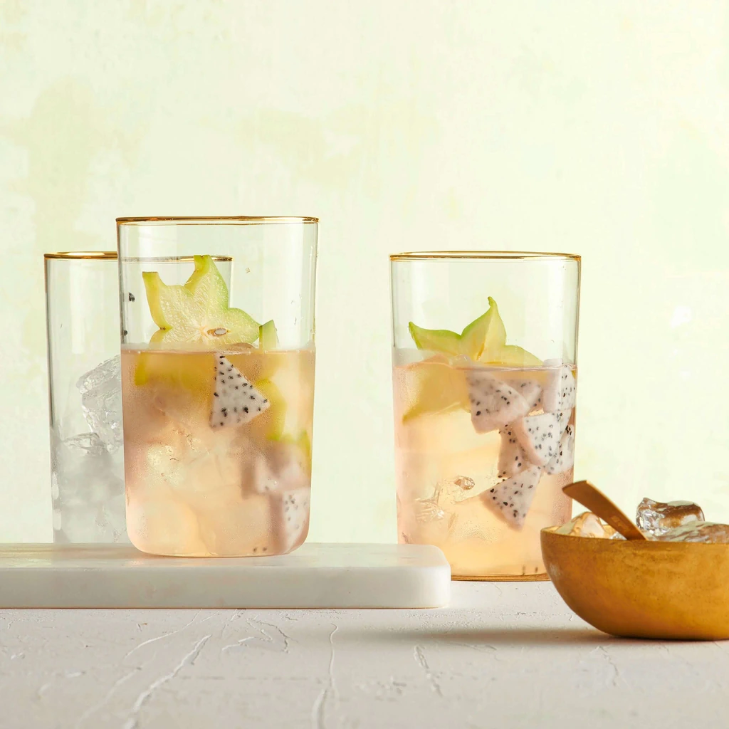 Bowl di frutta esotica con rosé