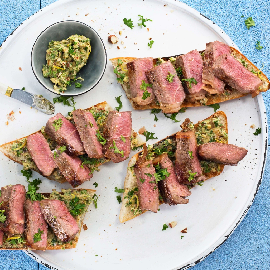 Entrecôte su pane tostato