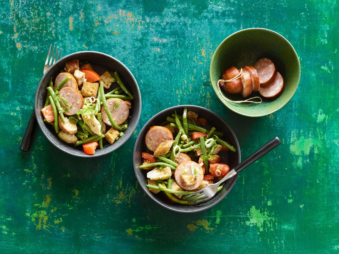 Insalata con saucisson e crostini