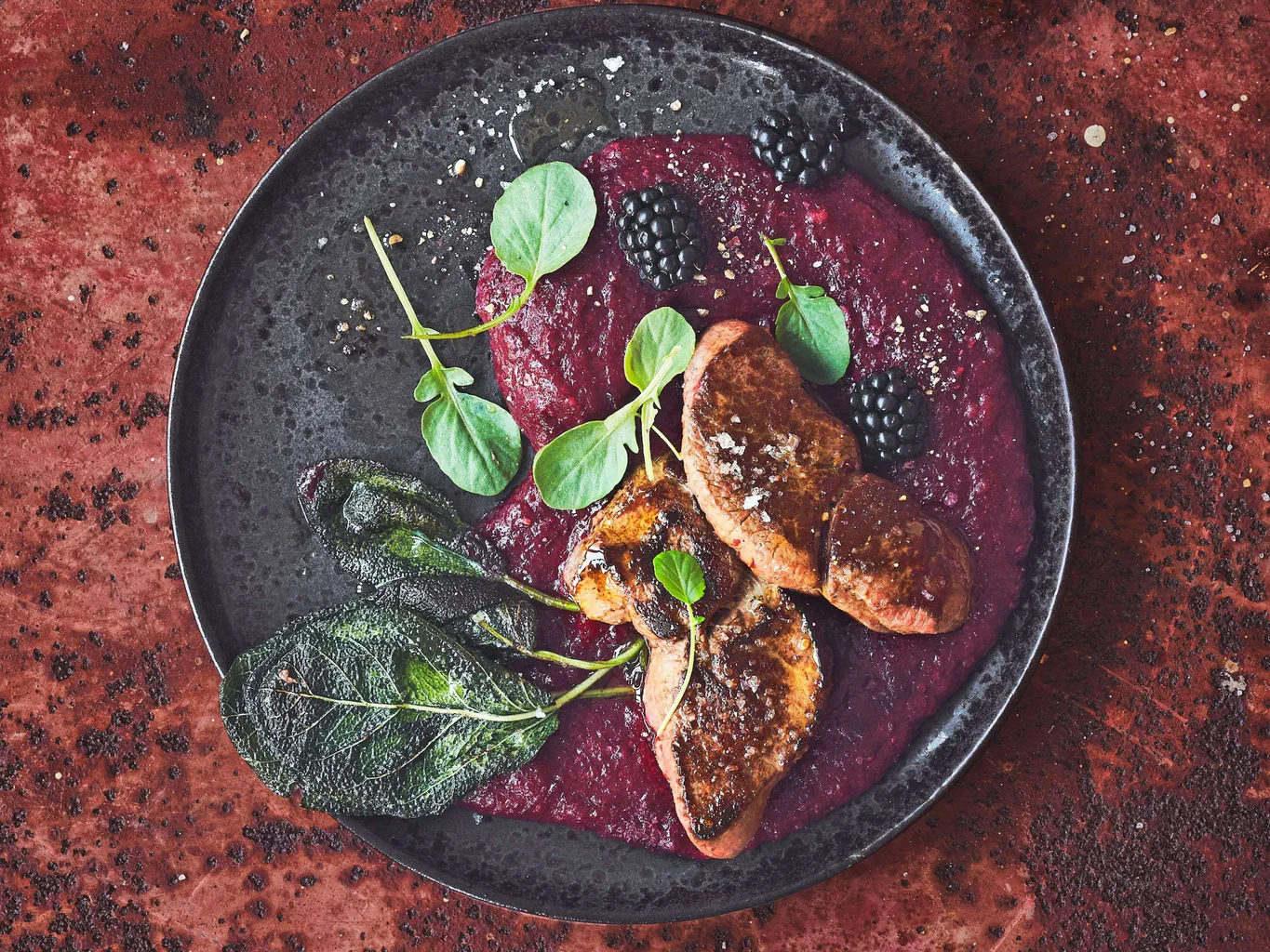 Purée de betteraves aux mûres et escalopes de chevreuil