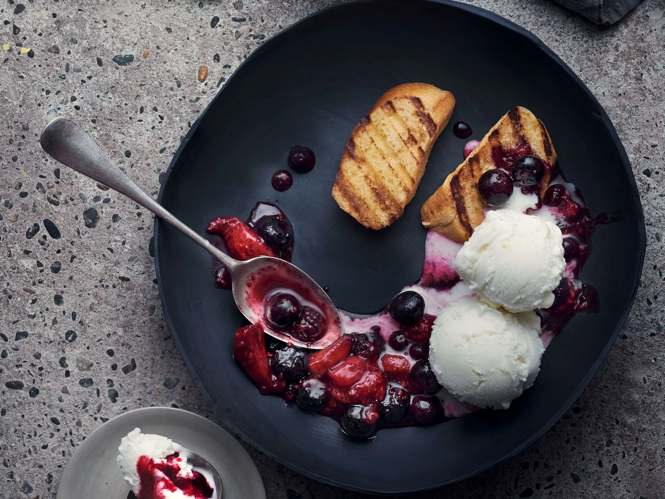 Geröstete Milchbrötchen mit heissen Beeren